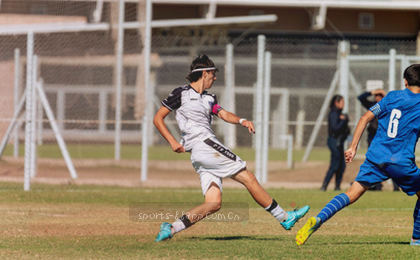 赛场上空乌云密布 球员神情专注等待开球